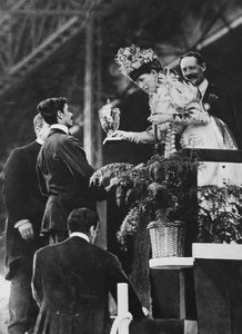 La Reine Alexandra remettant une coupe spéciale à Dorando pour commémorer son grand effort pour gagner le marathon olympique en juillet 1908 - Thomas E. and Horace Grant Grant