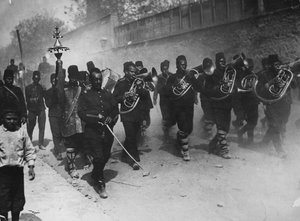 Entrée triomphale à Constantinople par les jeunes soldats turcs, mai 1909