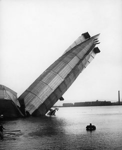 Naufrage du plus grand dirigeable britannique, le Mayfly, à Barrow, 1911