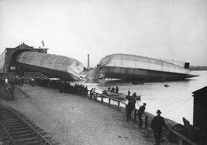 Naufrage du plus grand dirigeable de la Grande-Bretagne, Le Mayfly, à Barrow, 1911