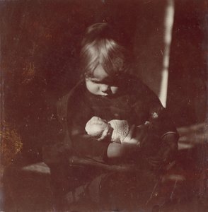 Betty Reynolds avec une poupée sur les genoux, vers 1885