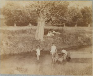 [Trois Enfants et un Chien Jouant dans le Ruisseau, 4 juillet 1883], 1883