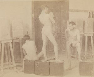[Trois modèles nus dans un atelier de peinture]
