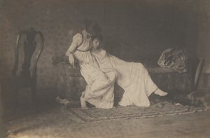 [Deux étudiantes en costume classique dans le studio d