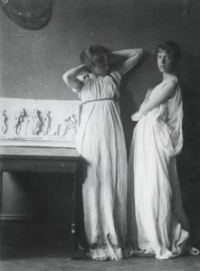 Modèles non identifiés en costumes grecs, vers 1883