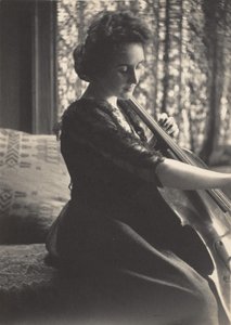 [Femme jouant du violoncelle], années 1880