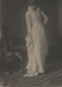 [Femme en robe blanche à corsage lacé dans le studio de Thomas Eakins]