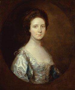 Elizabeth Parry portant une robe blanche et des manches bleues fendues