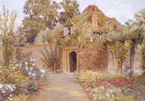 Un jardin clos avec une vieille maison de jardin