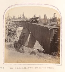 Train sur le pont de Long Ravine