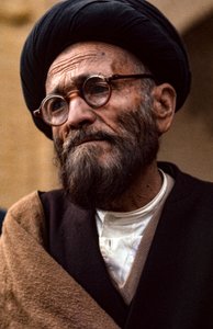 Clerc chiite iranien avec lunettes et turban