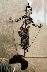 Marionnettiste manipulant une marionnette d