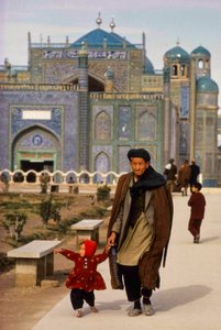 Visiteurs à la mosquée et au mausolée de Mazar-i-Sharif, Masjid-e-Kabud alias Rawze-e-Sharif