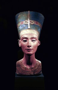 Buste de Néfertiti (c1370- c1330 av. J.-C.) Grande Épouse Royale du pharaon égyptien Akhenaton. Néfertiti et son mari étaient connus pour une révolution religieuse. Ils ont commencé à adorer un seul dieu, Aton, le disque solaire.