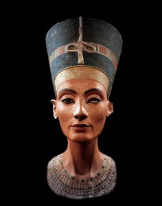 Buste de Néfertiti (c1370- c1330 av. J.-C.) Grande Épouse Royale du pharaon égyptien Akhenaton. Néfertiti et son mari étaient connus pour une révolution religieuse. Ils adoraient un seul dieu, Aton, le disque solaire.