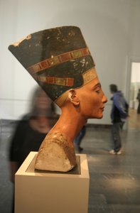 Buste de Néfertiti (c1370- c1330 av. J.-C.) Grande Épouse Royale du pharaon égyptien Akhenaton. Néfertiti et son mari étaient connus pour une révolution religieuse. Ils ont commencé à adorer un seul dieu, Aton, le disque solaire - Thutmose Thutmose