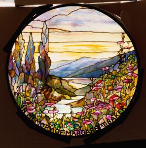 Fenêtre avec coucher de soleil et montagnes, Tiffany Studios, vers 1900