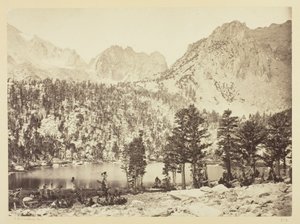 Lac alpin dans la Sierra Nevada, Californie - Timothy O