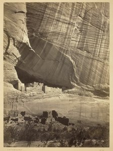Anciennes ruines du Cañon de Chelle, N.M. Dans une niche à 15 mètres au-dessus du lit actuel du Cañon. - Timothy O