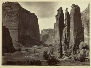 Cañon de Chelle, murs du Grand Cañon, environ 1200 pieds de hauteur, 1873