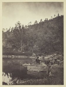 Vue sur le lac Apache, Sierra Blanca Range, Arizona, deux scouts apaches au premier plan