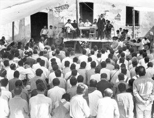 Réunion des Campesinos : À la table Xavier Guerrero et Julio Antonio Mella, Jalapa, Mexique, 1927