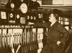 Enregistrement du signal horaire quotidien à la gare de Liverpool Street, London and North Eastern Railway, 1930