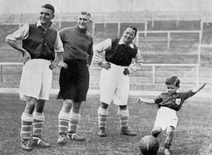 Jeune Tony Hapgood montre ses compétences à Highbury, Londres, vers 1933-1937