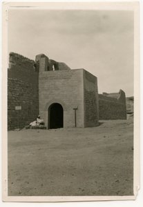 Porte orientale et tour du monastère de Saint-Siméon, Assouan, Égypte, photographie d
