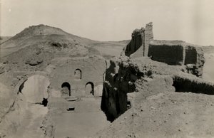Grand donjon (qasr) du monastère de Saint-Siméon, vue du passage avant son excavation, Assouan, Égypte, photographie d