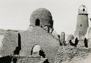 Minaret de al-Mashhad al-Bahari et ruines de la mosquée, près d