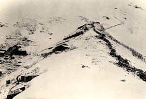 Tranchées et clôtures sur les pentes du Monte Nero pendant la Première Guerre mondiale