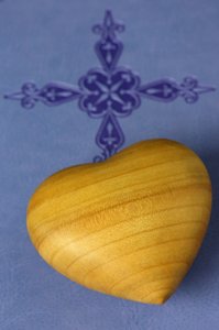 20160120 Cœur en bois sculpté sur une Sainte Bible