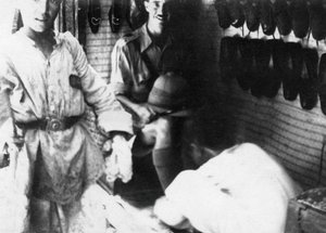 Un Officier Britannique dans une Boutique de Chaussures, Bagdad, Mésopotamie, Première Guerre Mondiale, 1918 - Unbekannt