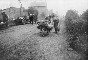 Un soldat britannique aidant une femme à retourner dans son village, France, 1918 - Unbekannt
