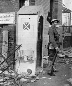Un soldat britannique en faction après la chute de Péronne, France, Première Guerre mondiale, 1917, c. années 1920