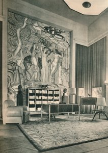 Un cabinet de collectionneur, vers 1925