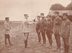Un général français conférant des décorations aux aviateurs, vers 1918-1919