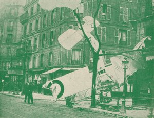 Un avion français descend dans une rue de Paris, vers 1917 1919