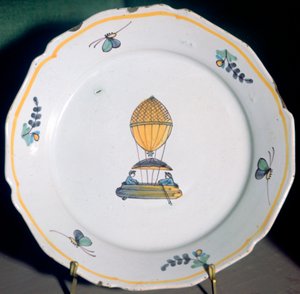 Une assiette en faïence française représentant le voyage en ballon de Jean-Pierre Blanchard