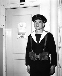 Un sentinelle français devant la salle des opérations du porte-avions La Fayette, 1951