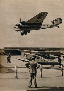 Un avion de ligne Junkers allemand arrivant à l