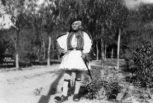 Un soldat grec en uniforme traditionnel, c1920s-c1930s
