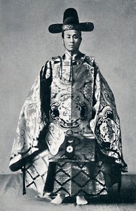Un noble de cour japonais en tenue ancienne