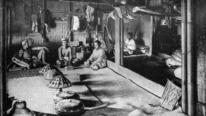 Une maison longue indigène de Kalimantan, Bornéo, 1922