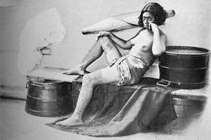 Une femme Marquesa avec la partie inférieure des jambes entièrement tatouée, 1902 - Unbekannt