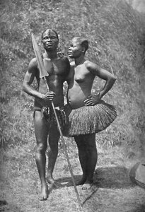 Un guerrier Mulolo Congo et sa femme des régions centrales du Congo, 1902