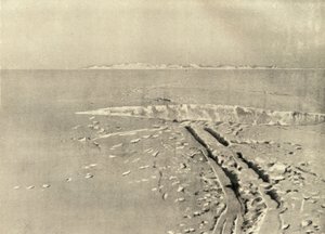 Une crevasse typique sur une surface plane, vers 1908, 1909