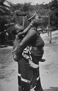 Une femme zouloue et un enfant, 1902