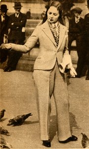 Une dame en pantalon nourrissant des pigeons à Trafalgar Square, 1933